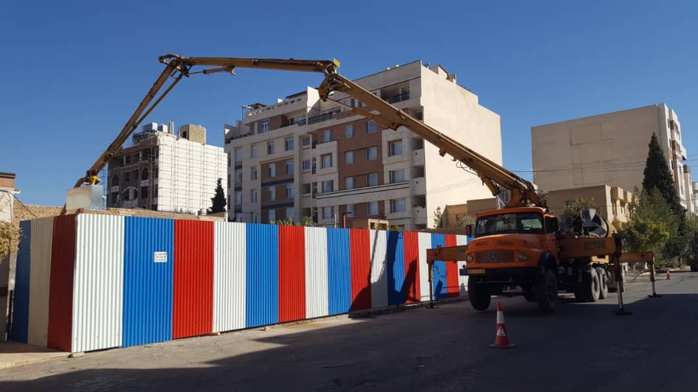بتن ریزی اسکلت سازه در خیابان اطلسی