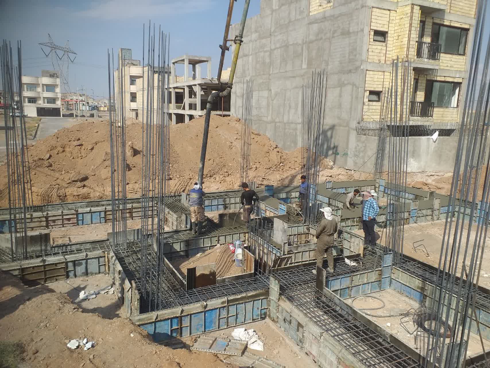 عملیات بتن ریزی ساختمان مهر آوران